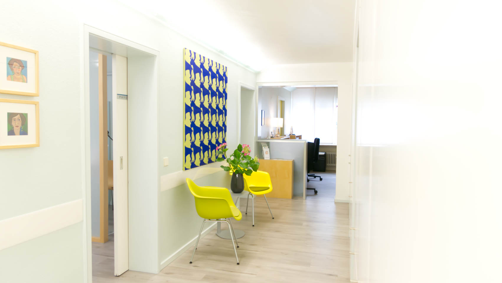 Bild zeigt den Flur und die Anmeldung der Praxis